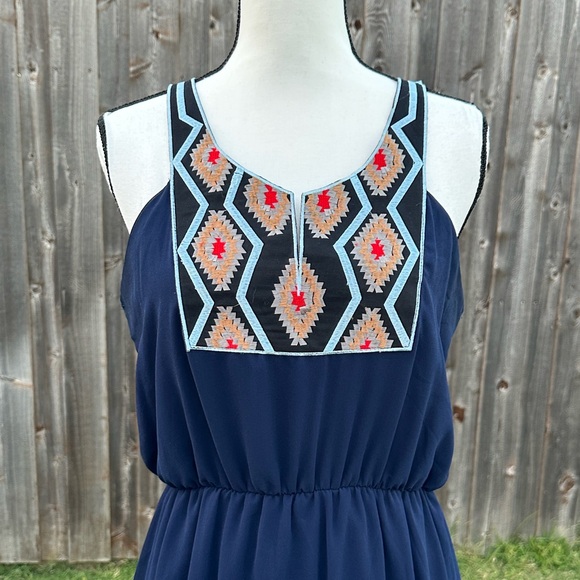 Chic Navy High-Low Dress with Embroidered Bodice EUC - Picture 3 of 6